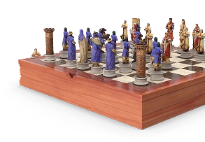 Op deze foto is een gedetailleerd uitgewerkt verzamel-schaakbord te zien met thematische figuren van middeleeuwse krijgers, die aan het begin van de partij op het houten bord staan, wat een gevoel van een historische veldslag en strategisch meesterschap oproept.